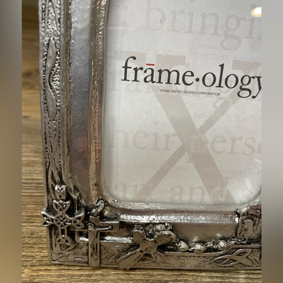 Vintage Frame-ology 1999 3D Crosses Resin Holds 6” x 4” Photo Rear Load EUC - Picture 3 of 9